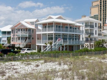 Gorgeous Beach Front Home With Beautiful Coastal Decor! Comfy & Spacious!