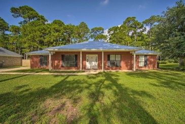 NEW! Updated Gulf Home With Yard - Walk to Beach!