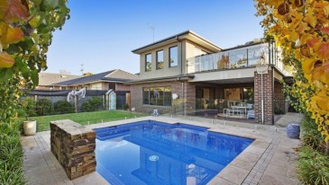 Solar heated pool, 6 bedrooms, 4 bathrooms, wifi, linen, walk to cafes.