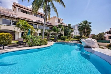 New! Updated Oceanside Townhome, 1 Block to Beach!