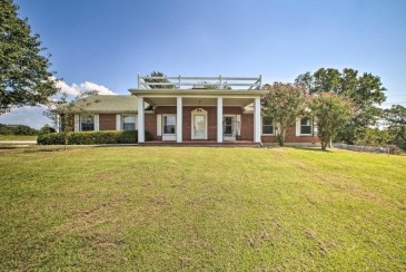 Home w/ Patio - Mins to Branson & Lake Taneycomo!