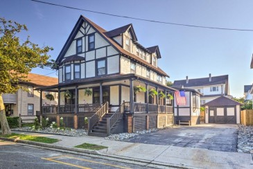 Restored Beach House With Wet Bar, Game Room,  Deck!