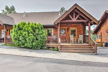 Easy Life' Pigeon Forge Home With Views & Hot Tub!