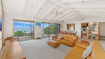 East Beach House - Beachside Getaway