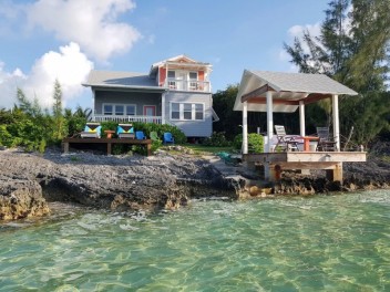 Waterfront Vacation Rental - Private & Quiet Location - Fully Air-conditioned