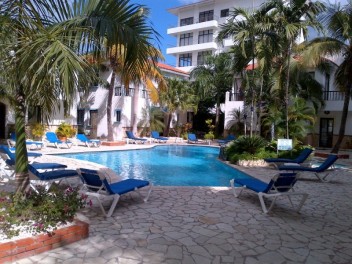Elegant 2-BR Ocean View Apt. Pool, Jacuzzi, Just Walk to Beautiful Sandy Beach