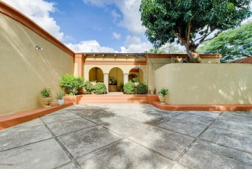 Hilltop Villa & 3 Guest Houses