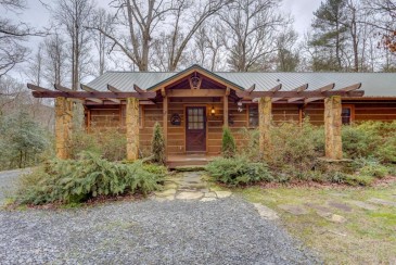 Incredible, Waterfront Dog-Friendly Mountain Cabin