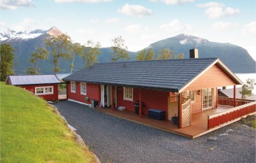 4 Bedroom Accommodation in Hundeidvik