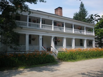 Cottage Apartment Newly Renovated