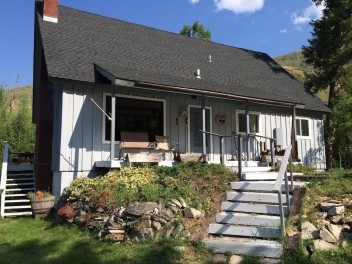 Welcome To A Charming And Cozy Home