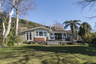 Lakefront Bach In Rangiuru Bay