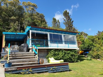 House With Extensive Lake Views