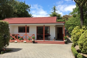 Tui Cottage Among Mature Trees