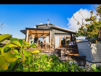 Beautiful Bungalow On Beachville