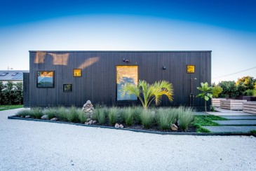 Gorgeous Sumner Black Hut