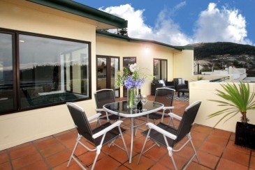 A Large And Light  Apartment In Queenstown