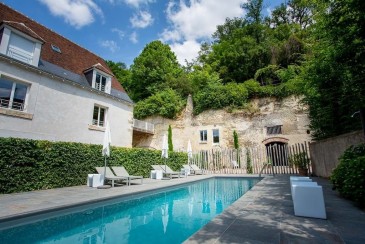 Cottage uilt In The Rock