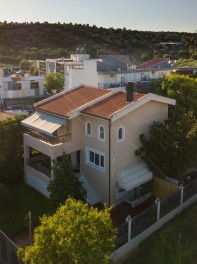 Beautiful Single-Family House With Garden