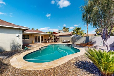 Desert charmer with a pool, hot tub, air hockey table, & grill - dog-friendly