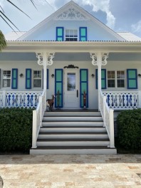 NEW LISTING! 