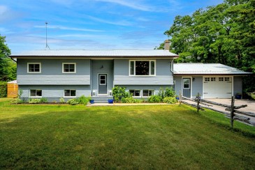 Field Lodge, Spacious County Home, 4 Mins Sandbanks with Hot Tub