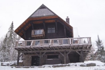 A large & cozy cabin with private spa and fireplace by Mont Tremblant