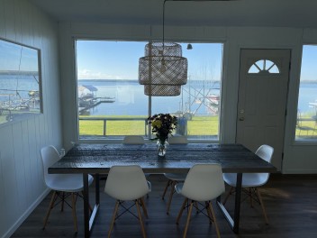 Lake Front Retreat 45 min from Edmonton
