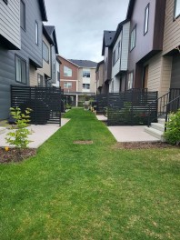 10 minutes to the airport. family sized town house, close by convenient stores