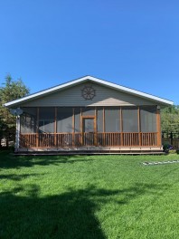 Lake house, 3 bedroom , 2 Ba, slps 8. Direct access to the lake. Minimum 5 day.