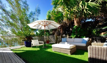 Oceanfront Interior designed Beach House, Grape Bay Beach in Paget