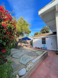 Charming Santa Barbara Cottage with large private outdoor patio & garden
