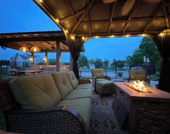 Winter Pricing! Fireplace, 3 king beds, 2 Ovens, Outdoor Grill + Bar, Playground