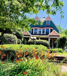 Prominent Pampering Victorian 3400 sq ft Sleeps 4-10 -