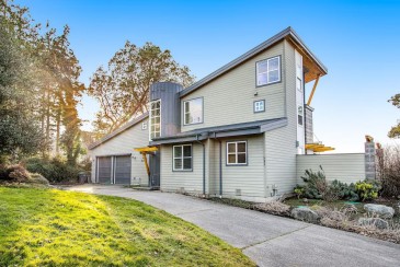 Gorgeous Waterfront Home with Soaring Space, WiFi, Fireplaces, and Great Views