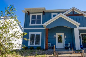 Hot Tub and Firepit / Four Bedroom Townhome Minutes from the Beach