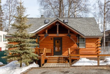 Central dog-friendly cabin with enclosed yard, deck, WiFi, & washer/dryer