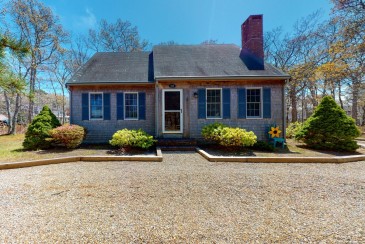 Peaceful cottage with deck, screened porch, grill, & firepit - walk to beach