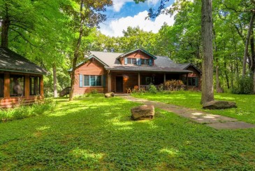 COZY CABIN HALF MILE FROM THE EXCITING FONTANA WATERFRONT!