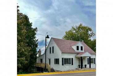 Heart of Egg Harbor 4 Bedroom 3 Bath Home. Harbor Cottage