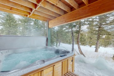Spacious home w/ hot tub, views of Yellow Mountain/Spanish Peaks
