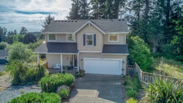 Rest Ashore-Beautiful 2 Story Home*Deck*BBQ*Covered Porch*Close to Beach