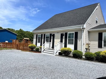 Brand new 3-bedroom 2-bath house in West OC close to all local attractions.