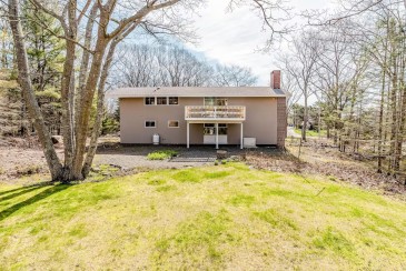 Lovely home on 2 acres w/private deck, WiFi, washer/dryer - close to beaches