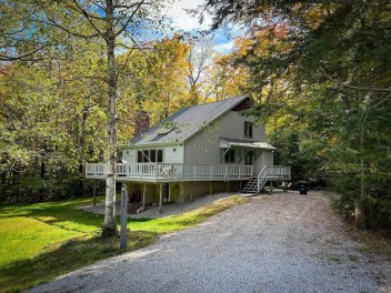 3 Story Mountainside Chalet - Storyland 5 min, hiking, shops, dog friendly!