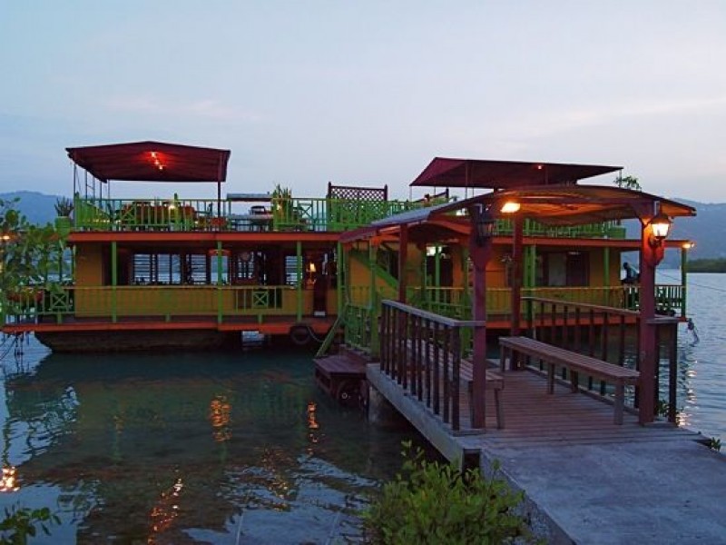 The Houseboat Grill