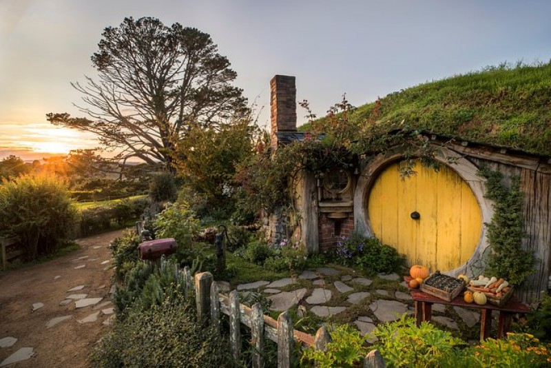 Hobbiton Movie Set and Waitomo Glowworm Caves Guided Day Trip
